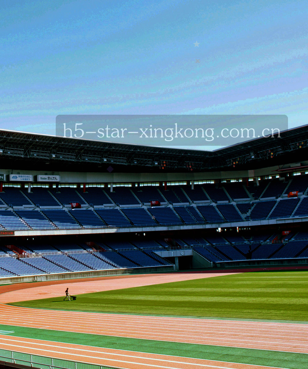 夜间办公空间里多块屏幕显示赛事数据的背影剪影